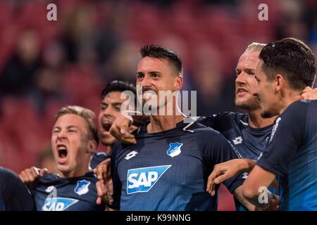 (L - R) Felix Passlack, Nadiem Amiri, Sandro Wagner, Kevin Vogt, Benjamin Hübner (1899 Hoffenheim), 20. SEPTEMBER 2017 - Fußball: Sandro Wagner von 1899 Hoffenheim feiert mit seinen Mannschaftskameraden nach ihrem zweiten Ziel zählen während der deutschen "Bundesliga" Match zwischen 1. FSV Mainz 05 2-3 TSG 1899 Hoffenheim bei Opel Arena in Mainz, Deutschland. (Foto von Maurizio Borsari/LBA) Stockfoto