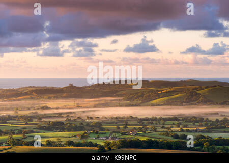 Marshwood, Dorset, Großbritannien. 22 Sep, 2017. UK Wetter. Blick von der Eisenzeit Hill fort von pilsdon Pen in der Nähe von Marshwood in Dorset in einem nebelhaften Marshwood Vale in Richtung Colmers Hill bei Bridport bei Sonnenaufgang. Foto: Graham Jagd-/Alamy leben Nachrichten Stockfoto