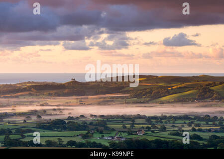 Marshwood, Dorset, Großbritannien. 22 Sep, 2017. UK Wetter. Blick von der Eisenzeit Hill fort von pilsdon Pen in der Nähe von Marshwood in Dorset in einem nebelhaften Marshwood Vale in Richtung Colmers Hill bei Bridport bei Sonnenaufgang. Foto: Graham Jagd-/Alamy leben Nachrichten Stockfoto