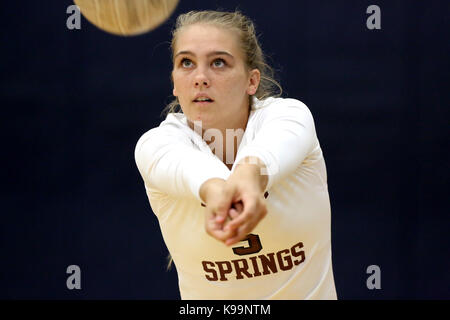 St. Petersburg, Florida, USA. 21 Sep, 2017. DOUGLAS R. CLIFFORD | Zeiten. Tarpon Springs High School Mädchen Volleyball Spieler Devyn Howard (5) Legt die Kugel während des Donnerstag (9/21/17) Match mit Gibbs High School in St. Petersburg. Quelle: Douglas R. Clifford/Tampa Bay Zeiten/ZUMA Draht/Alamy leben Nachrichten Stockfoto