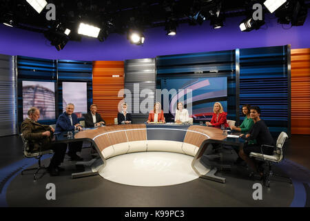 Die führenden Kandidaten Alexander Gauland (AfD, l-r), Joachim Herrmann (CSU, Innenminister von Bayern) und Christian Lindner (Vorsitzender der FDP), Verteidigungsminister Ursula von der Leyen (CDU), der Leiter des ARD-Studio in Berlin, Tina Hassel, der Leiter des ZDF-Studios in Berlin, Bettina Schausten, Ministerpräsident von Mecklenburg-Vorpommern Mecklenburg-Vorpommern Manuela Schwesig (SPD), der führenden Kandidaten Katrin Goering-Eckardt (Buendnis 90/Die Gruenen) und Sahra Wagenknecht (Die Linke) in der "chlussrunde teilnehmen" (Lit. "Endrunde") der ARD und ZDF die öffentlich-rechtlichen Sender Kanal Stockfoto