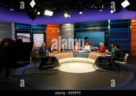 Die führenden Kandidaten Alexander Gauland (AfD, l-r), Joachim Herrmann (CSU, Innenminister von Bayern) und Christian Lindner (Vorsitzender der FDP), Verteidigungsminister Ursula von der Leyen (CDU), der Leiter des ARD-Studio in Berlin, Tina Hassel, der Leiter des ZDF-Studios in Berlin, Bettina Schausten, Ministerpräsident von Mecklenburg-Vorpommern Mecklenburg-Vorpommern Manuela Schwesig (SPD), der führenden Kandidaten Katrin Goering-Eckardt (Buendnis 90/Die Gruenen) und Sahra Wagenknecht (Die Linke) in der "chlussrunde teilnehmen" (Lit. "Endrunde") der ARD und ZDF die öffentlich-rechtlichen Sender Kanal Stockfoto