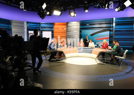 Die führenden Kandidaten Alexander Gauland (AfD, l-r), Joachim Herrmann (CSU, Innenminister von Bayern) und Christian Lindner (Vorsitzender der FDP), Verteidigungsminister Ursula von der Leyen (CDU), der Leiter des ARD-Studio in Berlin, Tina Hassel, der Leiter des ZDF-Studios in Berlin, Bettina Schausten, Ministerpräsident von Mecklenburg-Vorpommern Mecklenburg-Vorpommern Manuela Schwesig (SPD), der führenden Kandidaten Katrin Goering-Eckardt (Buendnis 90/Die Gruenen) und Sahra Wagenknecht (Die Linke) in der "chlussrunde teilnehmen" (Lit. "Endrunde") der ARD und ZDF die öffentlich-rechtlichen Sender Kanal Stockfoto