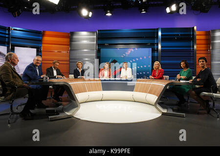 Die führenden Kandidaten Alexander Gauland (AfD, l-r), Joachim Herrmann (CSU, Innenminister von Bayern) und Christian Lindner (Vorsitzender der FDP), Verteidigungsminister Ursula von der Leyen (CDU), der Leiter des ARD-Studio in Berlin, Tina Hassel, der Leiter des ZDF-Studios in Berlin, Bettina Schausten, Ministerpräsident von Mecklenburg-Vorpommern Mecklenburg-Vorpommern Manuela Schwesig (SPD), der führenden Kandidaten Katrin Goering-Eckardt (Buendnis 90/Die Gruenen) und Sahra Wagenknecht (Die Linke) in der "chlussrunde teilnehmen" (Lit. "Endrunde") der ARD und ZDF die öffentlich-rechtlichen Sender Kanal Stockfoto