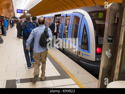 Passagiere mit dem Zug Am U-Bahnhof Marienplatz in München, Deutschland, 21. September 2017. Foto: Peter Kneffel/dpa Stockfoto