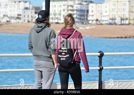 Worthing, West Sussex, England, UK. Freitag 22. September 2017. Junge Paar genießt die Sonne auf Worthing Pier heute Morgen, wie das Wetter ist ruhig, warm und trocken an der Südküste von England. Credit: Geoff Smith/Alamy leben Nachrichten Stockfoto