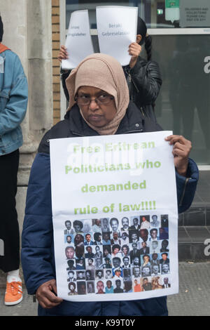 London, Großbritannien. 21 Sep, 2017. London, Großbritannien. 21. September 2017. Die Menschen halten das Poster der Protest gegenüber der eritreischen Botschaft fordern die Freilassung von eritreischen Journalisten und Politiker verhaftet und ohne Gerichtsverfahren seit 2001. Am 18. September 2001 eritreischen Diktator Isayas Afewerki geschlossen alle unabhängigen Medien und begann, die Verhaftungen von Journalisten und oppositionelle Politiker, Inhaftierung ohne Gerichtsverfahren. Credit: ZUMA Press, Inc./Alamy leben Nachrichten Stockfoto