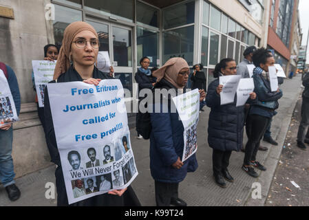 London, Großbritannien. 21 Sep, 2017. London, Großbritannien. 21. September 2017. Die Menschen halten das Poster der Protest gegenüber der eritreischen Botschaft fordern die Freilassung von eritreischen Journalisten und Politiker verhaftet und ohne Gerichtsverfahren seit 2001. Am 18. September 2001 eritreischen Diktator Isayas Afewerki geschlossen alle unabhängigen Medien und begann, die Verhaftungen von Journalisten und oppositionelle Politiker, Inhaftierung ohne Gerichtsverfahren. Credit: ZUMA Press, Inc./Alamy leben Nachrichten Stockfoto