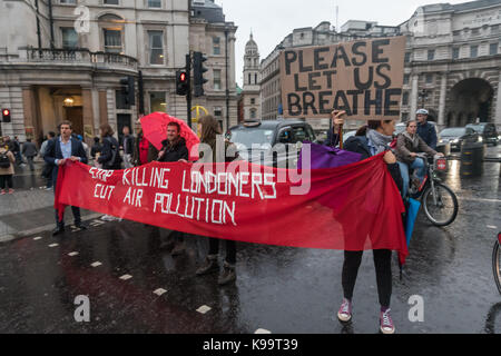 September 21, 2017 - London, UK - London, UK. 21. September 2017. Aktivisten für die halten top Tötung Londonern" ein Banner über die Mall Trafalgar Square von Datenverkehr in einem kurzen Protest gegen die illegale Luftverschmutzung in der Hauptstadt, die in 9.500 vorzeitige Todesfälle und viel Leid von Atemwegserkrankungen Ergebnis klar. In einem sorgfältig geplanten protestieren sie alle fünf Eingänge in den Kreisverkehr am Platz gesperrt, der Verkehr, während Sie über das Problem gesprochen und verteilten Flugblätter. Dies war der 5. Protest von Aktivisten aus, die sich auf die Mobilisierung der Menschen ac ausgerichtet Stockfoto