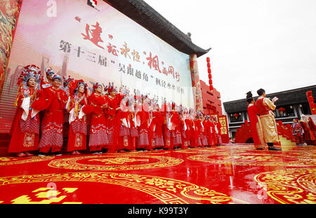 (170922) - SHANGHAI, Sept. 22, 2017 (Xinhua) - die Jungvermählten besuchen eine traditionelle chinesische Hochzeit in der alten Stadt Fengjing in Shanghai, China, Sept. 22, 2017. Insgesamt 21 Jungvermählten nahmen an einer Hochzeit hier. (Xinhua / Fang Zhe) (lfj) Stockfoto