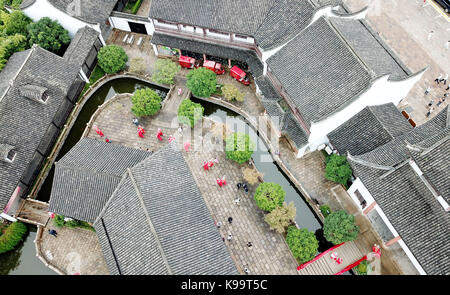 (170922) - SHANGHAI, Sept. 22, 2017 (Xinhua) - die Jungvermählten besuchen eine traditionelle chinesische Hochzeit in der alten Stadt Fengjing in Shanghai, China, Sept. 22, 2017. Insgesamt 21 Jungvermählten nahmen an einer Hochzeit hier. (Xinhua / Fang Zhe) (lfj) Stockfoto