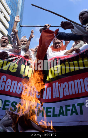 Dhaka, Bangladesch. 22 Sep, 2017. Bangladeshi Aktivistinnen aus verschiedenen islamischen Gruppen Brennen einer Nationalflagge von Myanmar und ein mock Sarg von Myanmars Zustand Ratgeber Aung San Suu Kyi während einer Kundgebung gegen die Verfolgung der Rohingya Muslime in Myanmar, nach dem Freitagsgebet in Dhaka, Bangladesh, 22. September 2017. Credit: SK Hasan Ali/Alamy leben Nachrichten Stockfoto