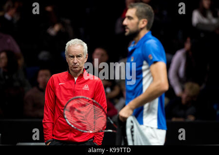 Prag, Tschechische Republik. 22 Sep, 2017. Kroatische Tennisspieler Marin CILIC (Team Europe, rechts), die in Aktion beim ersten Spiel, singles, in der ersten Ausgabe des Laver Cup Turnier in Prag, Tschechische Republik, am 22. September 2017. Auf der linken Seite des Fotos ist Kapitän der Mannschaft Welt John McEnroe gesehen. Quelle: Michal Kamaryt/CTK Photo/Alamy leben Nachrichten Stockfoto