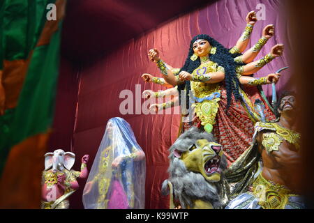 Kalkutta, Indien. 22. September 2017. Incredible India. Eine Puja pandal, geschmückt mit Göttinnen Durga Idol vor dem Hindu festival Durgapuja. durgapuja Eine internationale Karneval und feiern am 26. September 2017 beginnen wird. Credit: rupa Ghosh/alamy Leben Nachrichten. Stockfoto