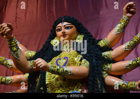 Kalkutta, Indien. 22. September 2017. Incredible India. Eine Puja pandal, geschmückt mit Göttinnen Durga Idol vor dem Hindu festival Durgapuja. durgapuja Eine internationale Karneval und feiern am 26. September 2017 beginnen wird. Credit: rupa Ghosh/alamy Leben Nachrichten. Stockfoto