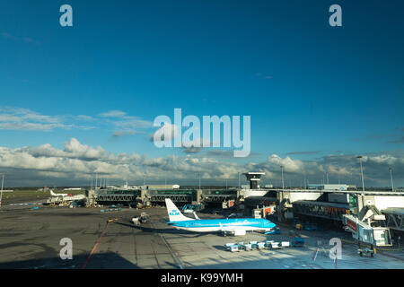 Der Flughafen Schiphol, Amsterdam, Niederlande. 22 Sep, 2017. Wetter: Sonnig mit einigen leichten Cloud auf trockenen Tag in Amsterdam Credit: WansfordPhoto/Alamy leben Nachrichten Stockfoto