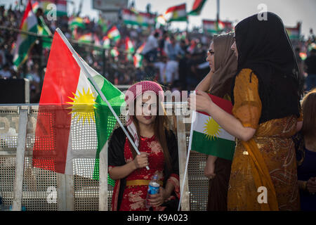 Erbil, Irak. 22 Sep, 2017. Kurdische Frauen besucht eine Sammlung für ein unabhängiges Kurdistan in Erbil, Irak, 22. September 2017. Erbil ist eine der Städte, die in einem umstrittenen Unabhängigkeit Abstimmung teilnehmenden am 25. September. Einen unabhängigen kurdischen Staat ist stark von der Zentralregierung in Bagdad und der westlichen Großmächte wie die Vereinigten Staaten von Amerika gegenüber. Credit: Oliver Weiken/dpa/Alamy leben Nachrichten Stockfoto