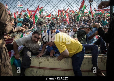 Erbil, Irak. 22 Sep, 2017. Menschen nehmen an einer Kundgebung für ein unabhängiges Kurdistan in Erbil, Irak, 22. September 2017. Erbil ist eine der Städte, die in einem umstrittenen Unabhängigkeit Abstimmung teilnehmenden am 25. September. Einen unabhängigen kurdischen Staat ist stark von der Zentralregierung in Bagdad und der westlichen Großmächte wie die Vereinigten Staaten von Amerika gegenüber. Credit: Oliver Weiken/dpa/Alamy leben Nachrichten Stockfoto