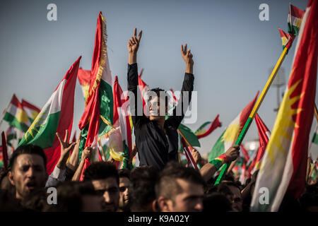 Erbil, Irak. 22 Sep, 2017. Die Leute hören zu einer Rede der Kurdische Präsident Masoud Barzani bei einer Rallye für ein unabhängiges Kurdistan in Erbil, Irak, 22. September 2017. Erbil ist eine der Städte, die in einem umstrittenen Unabhängigkeit Abstimmung teilnehmenden am 25. September. Einen unabhängigen kurdischen Staat ist stark von der Zentralregierung in Bagdad und der westlichen Großmächte wie die Vereinigten Staaten von Amerika gegenüber. Credit: Oliver Weiken/dpa/Alamy leben Nachrichten Stockfoto