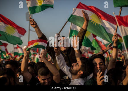 Erbil, Irak. 22 Sep, 2017. Die Leute hören zu einer Rede der Kurdische Präsident Masoud Barzani bei einer Rallye für ein unabhängiges Kurdistan in Erbil, Irak, 22. September 2017. Erbil ist eine der Städte, die in einem umstrittenen Unabhängigkeit Abstimmung teilnehmenden am 25. September. Einen unabhängigen kurdischen Staat ist stark von der Zentralregierung in Bagdad und der westlichen Großmächte wie die Vereinigten Staaten von Amerika gegenüber. Credit: Oliver Weiken/dpa/Alamy leben Nachrichten Stockfoto