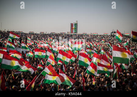 Erbil, Irak. 22 Sep, 2017. Die Leute hören zu einer Rede der Kurdische Präsident Masoud Barzani bei einer Rallye für ein unabhängiges Kurdistan in Erbil, Irak, 22. September 2017. Erbil ist eine der Städte, die in einem umstrittenen Unabhängigkeit Abstimmung teilnehmenden am 25. September. Einen unabhängigen kurdischen Staat ist stark von der Zentralregierung in Bagdad und der westlichen Großmächte wie die Vereinigten Staaten von Amerika gegenüber. Credit: Oliver Weiken/dpa/Alamy leben Nachrichten Stockfoto