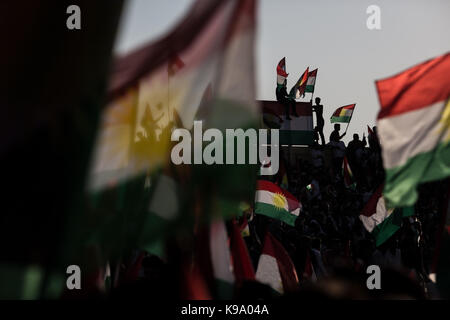 Erbil, Irak. 22 Sep, 2017. Die Leute hören zu einer Rede der Kurdische Präsident Masoud Barzani bei einer Rallye für ein unabhängiges Kurdistan in Erbil, Irak, 22. September 2017. Erbil ist eine der Städte, die in einem umstrittenen Unabhängigkeit Abstimmung teilnehmenden am 25. September. Einen unabhängigen kurdischen Staat ist stark von der Zentralregierung in Bagdad und der westlichen Großmächte wie die Vereinigten Staaten von Amerika gegenüber. Credit: Oliver Weiken/dpa/Alamy leben Nachrichten Stockfoto