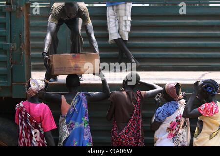 August 28, 2014 - Dorf - Panweel Kolnyang Berka/Werra, Bor County, South Sudan - Intern Vertriebene Flüchtlinge raffiniertem Pflanzenöl von einem Lkw abzuladen. Tausende von South Sudan wurde intern Vertriebene Flüchtlinge in Jonglei und Juba nach dem Ausbruch der zwischen Truppen Süden Sudans Präsident formar Kiir und seine ex-vice president Rick Machar im Dezember 2013 zu kämpfen. Vertriebenen zu helfen und von Konflikten betroffenen Haushalte nach Hause zurückkehren und der Wiederherstellungsprozess Hilfsorganisationen Start in die Notfallmaßnahmen wie die soforthilfe Lebensmittelrationen engagiert. (Bild: Stockfoto