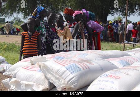 August 28, 2014 - Dorf - Panweel Kolnyang Berka/Werra, Bor County, South Sudan - Intern Vertriebene Flüchtlinge, deren Namen genannt wurden, warten Sie Ihre monatlichen Lebensmittelrationen zu erhalten. Tausende von South Sudan wurde intern Vertriebene Flüchtlinge in Jonglei und Juba nach dem Ausbruch der zwischen Truppen Süden Sudans Präsident formar Kiir und seine ex-vice president Rick Machar im Dezember 2013 zu kämpfen. Vertriebenen zu helfen und von Konflikten betroffenen Haushalte nach Hause zurückkehren und der Wiederherstellungsprozess Hilfsorganisationen Start in die Notfallmaßnahmen, wie etwa die Verteilung eingeschaltet Stockfoto