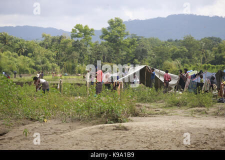 September 2, 2017 - Bangladesch - Myanmars ethnischen Rohingya Muslime bauen behelfsmäßiges Zelt auf Bangladesch Seite der Grenze in Tumbro, Bangladesch. (Bild: © Suvra Kanti Das über ZUMA Draht) Stockfoto