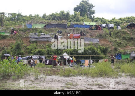 September 2, 2017 - Bangladesch - Myanmars ethnischen Rohingya Muslime bauen behelfsmäßiges Zelt auf Bangladesch Seite der Grenze in Tumbro, Bangladesch. (Bild: © Suvra Kanti Das über ZUMA Draht) Stockfoto