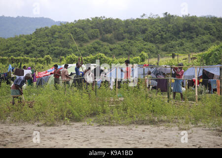 September 2, 2017 - Bangladesch - Myanmars ethnischen Rohingya Muslime bauen behelfsmäßiges Zelt auf Bangladesch Seite der Grenze in Tumbro, Bangladesch. (Bild: © Suvra Kanti Das über ZUMA Draht) Stockfoto