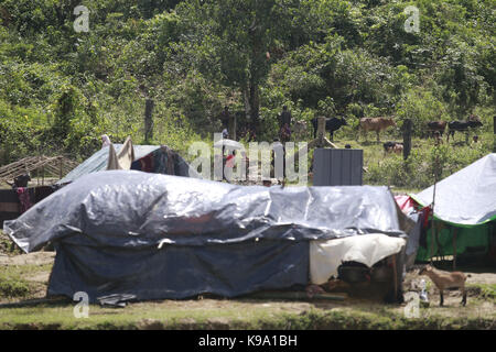 September 2, 2017 - Bangladesch - Myanmars ethnischen Rohingya Muslime bauen behelfsmäßiges Zelt auf Bangladesch Seite der Grenze in Tumbro, Bangladesch. (Bild: © Suvra Kanti Das über ZUMA Draht) Stockfoto