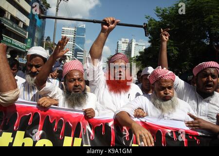 Dhaka, Bangladesch. 22 Sep, 2017. Die verschiedenen islamistischen politischen Organisation in Bangladesch, Kundgebung und Myanmar Flagge in Dhaka Brennen von der Baitul Mukarram Nationale Moschee nach dem Freitagsgebet anspruchsvolle stoppen Völkermord auf Rohingya Muslime in Dhaka, Bangladesh. Inszeniert wurde der Protest gegen ein militärisches Vorgehen gegen die Rohingyas ethnische Gruppe in Myanmar und Myanmar leader Aung San Suu Kyi. Mehr als 370.000 Rohingyas, darunter viele Frauen und Kinder haben nach Bangladesch geflohen Gewalt zu entkommen seit August 25, entsprechend der Vereinten Nationen, einen Durchschnitt von fast 20.000 Stockfoto