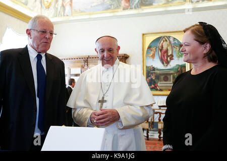 Vatikanstadt. 22 Sep, 2017. Papst Franziskus trifft PEDRO PABLO KUCZYNSKI den Präsidenten der Republik Peru, im Vatikan. Credit: Evandro Inetti/ZUMA Draht/Alamy leben Nachrichten Stockfoto