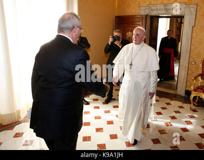 Vatikanstadt. 22 Sep, 2017. Papst Franziskus trifft PEDRO PABLO KUCZYNSKI den Präsidenten der Republik Peru, im Vatikan. Credit: Evandro Inetti/ZUMA Draht/Alamy leben Nachrichten Stockfoto