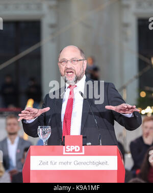 Berlin, Deutschland. 22 Sep, 2017. Deutsche Kanzler Kandidat der Sozialdemokratischen Partei (SPD) Martin Schulz liefert eine Rede während einer Wahlkampagne Rally für den Bundesländern Wahlen, die an Sept. 24 fallen, in Berlin, Hauptstadt der Bundesrepublik Deutschland, an Sept. 22, 2017. Credit: Shan Yuqi/Xinhua/Alamy leben Nachrichten Stockfoto