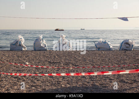 Der Strand von Glyfada, in Athen, Griechenland, in den Tagen der Ölpest in den Saronischen Golf. Stockfoto