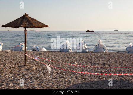 Der Strand von Glyfada, in Athen, Griechenland, in den Tagen der Ölpest in den Saronischen Golf. Stockfoto