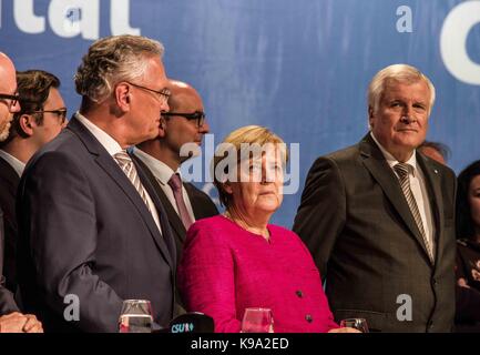 München, Bayern, Deutschland. 22 Sep, 2017. Eine optisch und akustisch erschöpft, Dr. Angela Merkel und ihrer bayerischen Schwesterpartei CSU hielt eine Last-minute-Rallye im Vorfeld der nationalen Wahlen am Sonntag an der Münchener berühmten Marienplatz entfernt. Unter den Gästen waren Ministerpräsident von Bayern und der CSU-Chef Horst Seehofer, sowie den Innenminister von Bayern Joachim Hermann. 8000 waren nach Angaben von Hermann. Es wird erwartet, dass Merkel die Chancellary durch einen guten Vorsprung gegenüber der SPD Martin Schulz, ehemaliger Präsident des Europäischen Parlaments, dessen Wiederaufleben in der Gezischt hat zu behalten Stockfoto