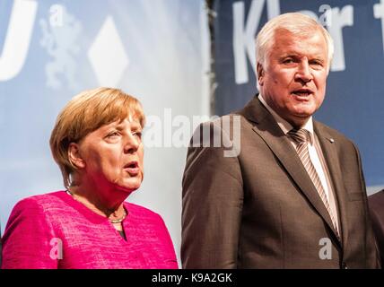 München, Bayern, Deutschland. 22 Sep, 2017. Eine optisch und akustisch erschöpft, Dr. Angela Merkel und ihrer bayerischen Schwesterpartei CSU hielt eine Last-minute-Rallye im Vorfeld der nationalen Wahlen am Sonntag an der Münchener berühmten Marienplatz entfernt. Unter den Gästen waren Ministerpräsident von Bayern und der CSU-Chef Horst Seehofer, sowie den Innenminister von Bayern Joachim Hermann. 8000 waren nach Angaben von Hermann. Es wird erwartet, dass Merkel die Chancellary durch einen guten Vorsprung gegenüber der SPD Martin Schulz, ehemaliger Präsident des Europäischen Parlaments, dessen Wiederaufleben in der Gezischt hat zu behalten Stockfoto