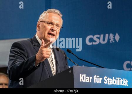 München, Bayern, Deutschland. 22 Sep, 2017. Joachim Hermann, Innenminister von Bayern. Eine optisch und akustisch erschöpft, Dr. Angela Merkel und ihrer bayerischen Schwesterpartei CSU hielt eine Last-minute-Rallye im Vorfeld der nationalen Wahlen am Sonntag an der Münchener berühmten Marienplatz entfernt. Unter den Gästen waren Ministerpräsident von Bayern und der CSU-Chef Horst Seehofer, sowie den Innenminister von Bayern Joachim Hermann. 8000 waren nach Angaben von Hermann. Es wird erwartet, dass Merkel die Chancellary durch eine gute Marge über der SPD Martin Schulz, einem ehemaligen Europäischen Parlaments beibehalten Stockfoto