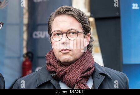 München, Bayern, Deutschland. 22 Sep, 2017. Andreas Scheuer, Generalsekretär von Bayern. Eine optisch und akustisch erschöpft, Dr. Angela Merkel und ihrer bayerischen Schwesterpartei CSU hielt eine Last-minute-Rallye im Vorfeld der nationalen Wahlen am Sonntag an der Münchener berühmten Marienplatz entfernt. Unter den Gästen waren Ministerpräsident von Bayern und der CSU-Chef Horst Seehofer, sowie den Innenminister von Bayern Joachim Hermann. 8000 waren nach Angaben von Hermann. Es wird erwartet, dass Merkel die Chancellary durch eine gute Marge über der SPD Martin Schulz, einem ehemaligen Europäischen Parlaments beibehalten Stockfoto