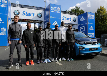 Berlin, Deutschland. 22. September 2017. Philipp Pfleger aus Deutschland, Kenenisa Bekele aus Äthiopien, Valary Aiyabei aus Kenia, Eliud Kipchoge aus Kenia, Gladys Cherono aus Kenia, Wilson Kipsang aus Kenia und Amane Beriso aus Äthiopien für die Kameras an den Start stellen. Die führenden männlichen und weiblichen Läufern zum 44. BMW Berlin Marathon sowie zwei Guinness Welten Datensätze Kandidaten für die Kameras am Start des Marathons. Stockfoto