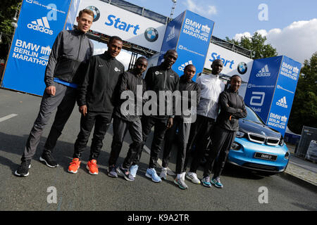 Berlin, Deutschland. 22. September 2017. Philipp Pfleger aus Deutschland, Kenenisa Bekele aus Äthiopien, Valary Aiyabei aus Kenia, Eliud Kipchoge aus Kenia, Gladys Cherono aus Kenia, Wilson Kipsang aus Kenia und Amane Beriso aus Äthiopien für die Kameras an den Start stellen. Die führenden männlichen und weiblichen Läufern zum 44. BMW Berlin Marathon sowie zwei Guinness Welten Datensätze Kandidaten für die Kameras am Start des Marathons. Stockfoto