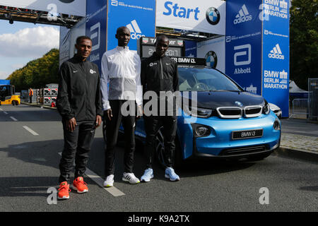 Berlin, Deutschland. 22. September 2017. Kenenisa Bekele aus Äthiopien, Eliud Kipchoge aus Kenia und Wilson Kipsang aus Kenia für die Kameras an den Start stellen. Die führenden männlichen und weiblichen Läufern zum 44. BMW Berlin Marathon sowie zwei Guinness Welten Datensätze Kandidaten für die Kameras am Start des Marathons. Stockfoto