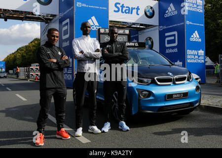 Berlin, Deutschland. 22. September 2017. Kenenisa Bekele aus Äthiopien, Eliud Kipchoge aus Kenia und Wilson Kipsang aus Kenia für die Kameras an den Start stellen. Die führenden männlichen und weiblichen Läufern zum 44. BMW Berlin Marathon sowie zwei Guinness Welten Datensätze Kandidaten für die Kameras am Start des Marathons. Stockfoto