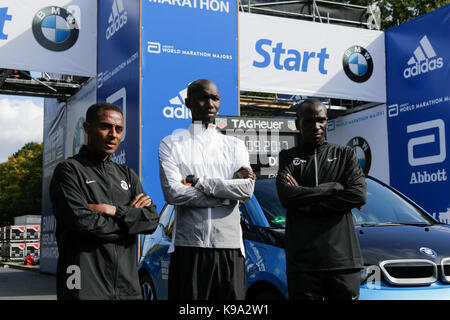 Berlin, Deutschland. 22. September 2017. Kenenisa Bekele aus Äthiopien, Eliud Kipchoge aus Kenia und Wilson Kipsang aus Kenia für die Kameras an den Start stellen. Die führenden männlichen und weiblichen Läufern zum 44. BMW Berlin Marathon sowie zwei Guinness Welten Datensätze Kandidaten für die Kameras am Start des Marathons. Stockfoto