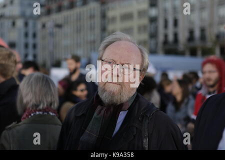 Berlin, Deutschland. 22. September 2017. Wolfgang Thierse, der ehemalige Präsident des Deutschen Bundestags, wird an der Rallye. Die Kandidaten für den deutschen Kanzlerkandidaten der SPD (Sozialdemokratische Partei Deutschlands) war der Hauptredner auf einer großen Kundgebung im Zentrum von Berlin, zwei Tage vor der deutschen Bundestagswahl. Stockfoto