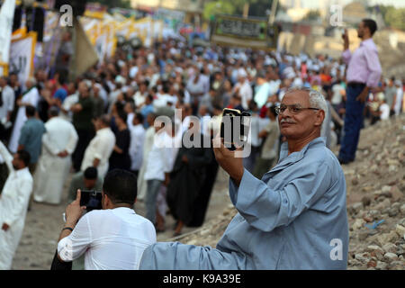 Kairo, Ägypten. 22 Sep, 2017. Ein Mann nimmt Foto, wenn die Feier der Islamischen Neujahr vor der Hussain Moschee in Kairo, Ägypten, Sept. 22, 2017. Credit: Ahmed Gomaa/Xinhua/Alamy leben Nachrichten Stockfoto