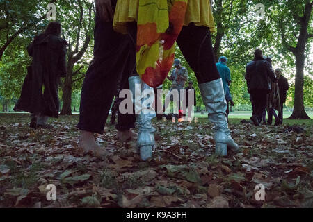 September 22, 2017, London, Vereinigtes Königreich: Die Radikale Feen von Albion und Freunde versammeln sich für ein Equinox Ritual im Green Park Baum Kreis ihre Gefühle über die globale Situation für die Queer Völker der Welt zum Ausdruck, von denen viele in den Ländern, in denen das tödliche Erbe der homophobe Gesetze durch das Britische Empire eingeführt heute noch so schrecklich leben. Sie verarbeiten von Buckingham Palace und liefern einen eindringlichen Appell und Einladung zur Königin Elizabeth II. sich über die Notlage der LGBTIQ + Leute im Commonwealth zu sprechen; das böse Erbe der homophobe Gesetzgebung bestätigen Stockfoto